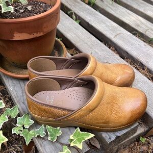 Dansko professional honey distressed clog